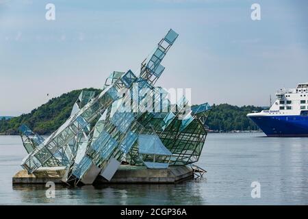 Skulptur She Lies (Hun ligger) von Monica Bonvicini, MS Pearl Seaways, Kreuzfahrt Fähre von DFDS Seaways, Bjorvika Bezirk, Oslo, Norwegen Stockfoto