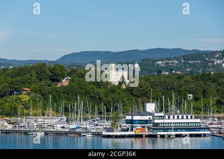 Schloss Oskarshall (Oscarshall), Schloss auf der Halbinsel Bygdoy, neogotisches weltliches Gebäude, davor Clubhaus Dronningen, Königlich Norwegisch Stockfoto