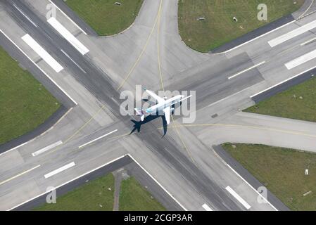 Airbus A320-214 Eurowings auf der Startbahn am Flughafen Fuhlsbüttel, Hamburg Stockfoto