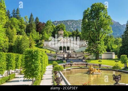 Brunnenfigur im Wasserparterre und Treppe mit Venustempel, Schloss Linderhof, Oberbayern, Bayern, Deutschland Stockfoto