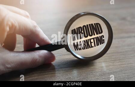 Geschäftsmann Hand hält eine Lupe Wort: INBOUND MARKETING. Geschäftskonzept Stockfoto