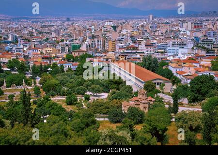 Luftaufnahme von Athen, Hauptstadt von Griechenland. Alte Agora. Stoa von Attalos, Odeon von Agrippa und Kirche der Heiligen Apostel oder Solakis im Vordergrund. Stockfoto