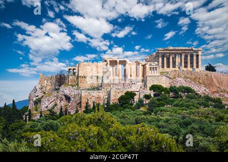 Toller Blick auf den Akropolis-Hügel vom Pnyx-Hügel am Sommertag mit großen Wolken am blauen Himmel, Athen, Griechenland. UNESCO-Weltkulturerbe. Propylaea, Parthenon. Stockfoto