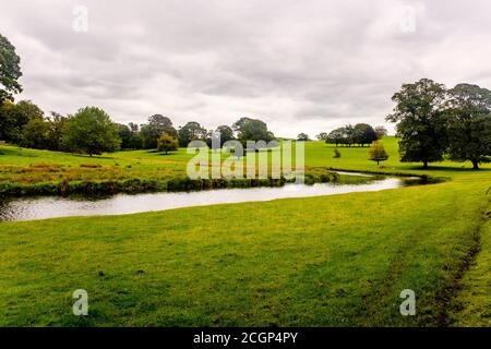 Eine Kurve im Fluss Bela im Dallam Park, Milnthorpe, Cumbria, England Stockfoto