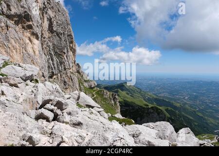 Weg, der zum großen Horn des Berges führt Bereich des gran sasso d'italia mit Blick auf Die Meeresküste von teramo Stockfoto