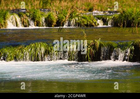 Blick auf die Wasserfälle und Kaskaden von Skradinski Buk auf dem Fluss Krka. Nationalpark Krka, Dalmatien, Kroatien Stockfoto