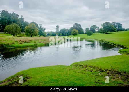 Eine Kurve im Fluss Bela im Dallam Park, Milnthorpe, Cumbria, England Stockfoto