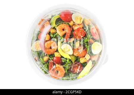 Gesunde Garnelen caesar Salat in Kunststoff-Paket zum Mitnehmen oder Lieferung von Lebensmitteln isoliert auf weißem Hintergrund. Draufsicht. mediterrane Ernährung Stockfoto