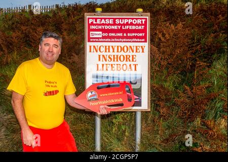 Inchydoney, West Cork, Irland. September 2020. Peter Walsh, oder "Pedro", wie er bekannt ist, läuft heute, an seinem 50. Geburtstag, 50 km, um Geld für das Inchydoney Lifeboat zu sammeln. Peter begann heute Morgen am Inchydoney Beach und wird durch Sam's Cross, Sannonvale, Ballinascarthy, Timoleague und Courtmacsherry wandern, bevor er um 18 Uhr wieder in Inchydoney endet. Quelle: AG News/Alamy Live News Stockfoto