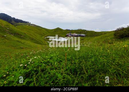 Mandi, Indien. Juli 2020. Blick auf den Rishi Prashar See, in einer Höhe von 2730 Metern, 45 km von Mandi in Hiamchal Pradesh entfernt. Dieser Ort ist berühmt für hinduistische Religion, um Segnung von Rishi Prashar zu erhalten, die hier für lange Zeit vermitteln. Auch die Leute kommen hierher, um die kleine Insel zu sehen, die sich um den See herum bewegt. (Foto: Pasquale Senatore/Pacific Press) Quelle: Pacific Press Media Production Corp./Alamy Live News Stockfoto