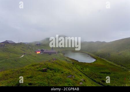 Mandi, Indien. Juli 2020. Blick auf den Rishi Prashar See, in einer Höhe von 2730 Metern, 45 km von Mandi in Hiamchal Pradesh entfernt. Dieser Ort ist berühmt für hinduistische Religion, um Segnung von Rishi Prashar zu erhalten, die hier für lange Zeit vermitteln. Auch die Leute kommen hierher, um die kleine Insel zu sehen, die sich um den See herum bewegt. (Foto: Pasquale Senatore/Pacific Press) Quelle: Pacific Press Media Production Corp./Alamy Live News Stockfoto