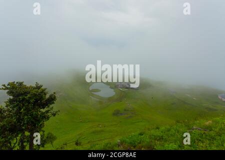 Mandi, Indien. Juli 2020. Blick auf den Rishi Prashar See, in einer Höhe von 2730 Metern, 45 km von Mandi in Hiamchal Pradesh entfernt. Dieser Ort ist berühmt für hinduistische Religion, um Segnung von Rishi Prashar zu erhalten, die hier für lange Zeit vermitteln. Auch die Leute kommen hierher, um die kleine Insel zu sehen, die sich um den See herum bewegt. (Foto: Pasquale Senatore/Pacific Press) Quelle: Pacific Press Media Production Corp./Alamy Live News Stockfoto