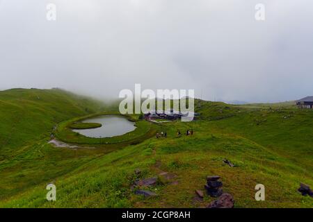 Mandi, Indien. Juli 2020. Blick auf den Rishi Prashar See, in einer Höhe von 2730 Metern, 45 km von Mandi in Hiamchal Pradesh entfernt. Dieser Ort ist berühmt für hinduistische Religion, um Segnung von Rishi Prashar zu erhalten, die hier für lange Zeit vermitteln. Auch die Leute kommen hierher, um die kleine Insel zu sehen, die sich um den See herum bewegt. (Foto: Pasquale Senatore/Pacific Press) Quelle: Pacific Press Media Production Corp./Alamy Live News Stockfoto