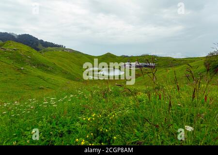 Mandi, Indien. Juli 2020. Blick auf den Rishi Prashar See, in einer Höhe von 2730 Metern, 45 km von Mandi in Hiamchal Pradesh entfernt. Dieser Ort ist berühmt für hinduistische Religion, um Segnung von Rishi Prashar zu erhalten, die hier für lange Zeit vermitteln. Auch die Leute kommen hierher, um die kleine Insel zu sehen, die sich um den See herum bewegt. (Foto: Pasquale Senatore/Pacific Press) Quelle: Pacific Press Media Production Corp./Alamy Live News Stockfoto