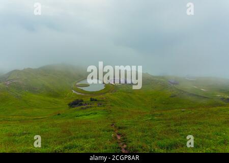 Mandi, Indien. Juli 2020. Blick auf den Rishi Prashar See, in einer Höhe von 2730 Metern, 45 km von Mandi in Hiamchal Pradesh entfernt. Dieser Ort ist berühmt für hinduistische Religion, um Segnung von Rishi Prashar zu erhalten, die hier für lange Zeit vermitteln. Auch die Leute kommen hierher, um die kleine Insel zu sehen, die sich um den See herum bewegt. (Foto: Pasquale Senatore/Pacific Press) Quelle: Pacific Press Media Production Corp./Alamy Live News Stockfoto