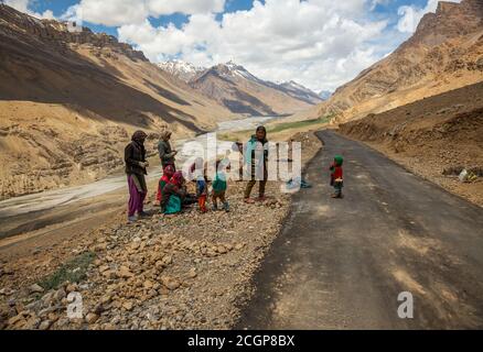 Arbeiter auf der Baustelle in den Höhen des trans himalayan Bergkette im Spiti Tal, Himachal Pradesh, Indien Stockfoto