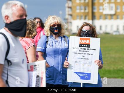 Brighton UK 12. September 2020 - Krankenschwestern NHS Arbeiter und Unterstützer nehmen an einem zweiten nationalen Tag der Protestmärsche und Kundgebungen in Hove Lawns Brighton heute Teil. Sie kämpfen für Òfair payÓ für alle NHS-Arbeiter und versuchen, die Regierung davon zu überzeugen, dass sie eine Lohnerhöhung von 15 Prozent verdienen. : Credit Simon Dack / Alamy Live News Stockfoto