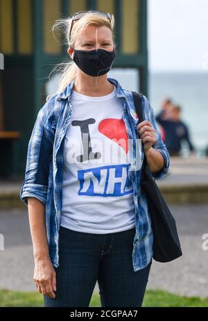 Brighton UK 12. September 2020 - Krankenschwestern NHS Arbeiter und Unterstützer nehmen an einem zweiten nationalen Tag der Protestmärsche und Kundgebungen in Hove Lawns Brighton heute Teil. Sie kämpfen für Òfair payÓ für alle NHS-Arbeiter und versuchen, die Regierung davon zu überzeugen, dass sie eine Lohnerhöhung von 15 Prozent verdienen. : Credit Simon Dack / Alamy Live News Stockfoto