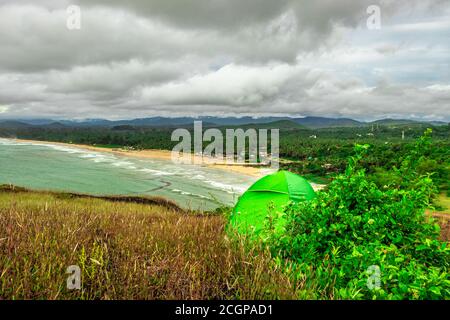 Camping solo auf der Bergspitze mit herrlichem Blick und dramatischen Himmel Bild wird auf gokarna karnataka indien aufgenommen. Stockfoto