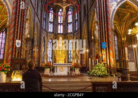 Mann, der für den Altar betet Stockfoto