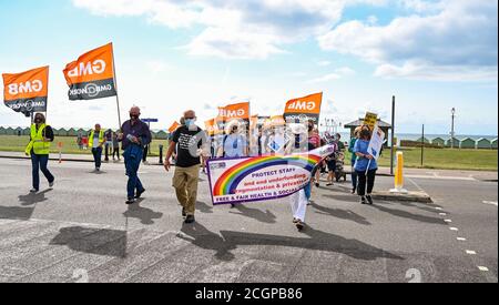 Brighton UK 12. September 2020 - Krankenschwestern NHS Arbeiter und Unterstützer nehmen an einem zweiten nationalen Tag der Protestmärsche und Kundgebungen in Hove Lawns Brighton heute Teil. Sie kämpfen für Òfair payÓ für alle NHS-Arbeiter und versuchen, die Regierung davon zu überzeugen, dass sie eine Lohnerhöhung von 15 Prozent verdienen. : Credit Simon Dack / Alamy Live News Stockfoto