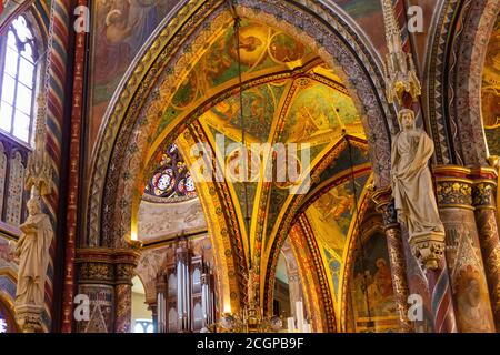 Fresken an der Decke mit Statuen daneben Stockfoto