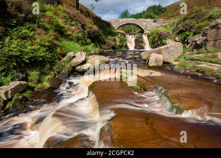 Wasserfälle bei Three Shires Head, AX Edge Moor, Peak District, England. Stockfoto