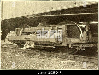 . Die Straßenbahn Zeitschrift . STANDARD-REISEBUS. HOCHSPANNUNG LINIE UND STRASSENÜBERFAHRT LKW UND DRITTE SCHIENE SCHUH von oben auf der Schiene mit Trolley nach unten gezogen ist 13 ft. 7 Zoll Die elektrische Ausrüstung ist identisch mit der der Personenkraftwagen. TRANSMISSION SYSTEMPower wird in einer zentralen Station, in Reeses, in der Nähe von Obetz Junction, erzeugt und wird mit 27,000 Volt, dreiphasig, 25-Zyklus zu Unterstationen in Canal Winchester, Konstruktion wird zwei dreiphasige Übertragungsleitungen beherbergen, obwohl derzeit nur eine installiert ist. Der Hochspannungsleiter besteht aus sieben Litzen Stockfoto