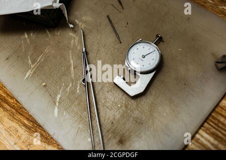 Nahaufnahme. Juwelier Arbeitswerkzeuge. Hochwertige Fotos Stockfoto