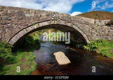 Packhorse Bridge bei Three Shires Head, AX Edge Moor, Peak District, England. Stockfoto