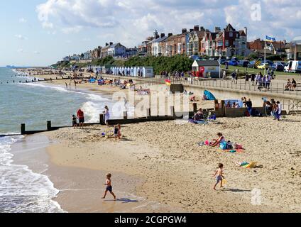 Blick auf den Strand und die Stadt Southwold, eine charmante Stadt im Norden von Suffolk am Meer an der Suffolk Heritage Coast Anfang September 2020. Stockfoto