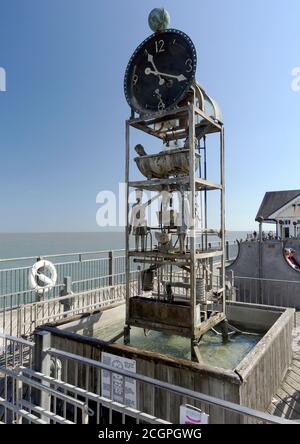 Die Wasseruhr Skulptur auf dem Pier in Southwold, Suffolk. Die Skulptur wurde 1998 von den exzentrischen Talenten Tim Hunkin und will Jackson angefertigt. Stockfoto