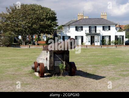 Auf Gun Hill in Southwold, einer hübschen Stadt am Meer von Suffolk, kämpfte eine von sechs Kanonen mit 18 Pfündern, die an die Schlacht von Sole Bay erinnern, 1672 vor der Küste Stockfoto