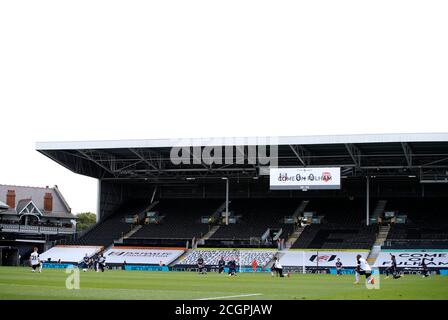 Eine allgemeine Ansicht, da Fulham und Arsenal Spieler ein Knie zur Unterstützung der Black Lives Matter Bewegung vor dem Premier League Spiel in Craven Cottage, London, ergreifen. Stockfoto