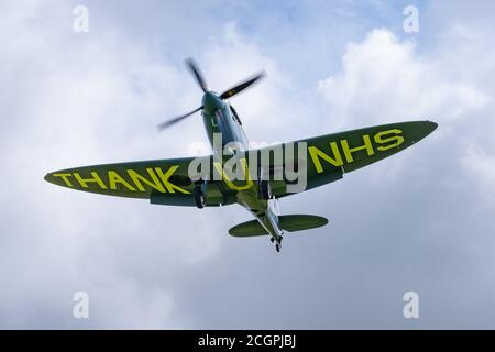 Ein Spitfire-Flugzeug mit Thank You NHS bemalt, das nach einem Flug um Krankenhäuser in Cornwall und Devon am Newquay Airport landet Stockfoto