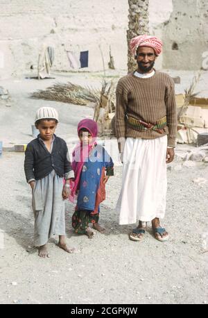 Buraimi, Oman. Ein omanischer Vater und seine zwei Kinder. Fotografiert Im März 1972. Stockfoto