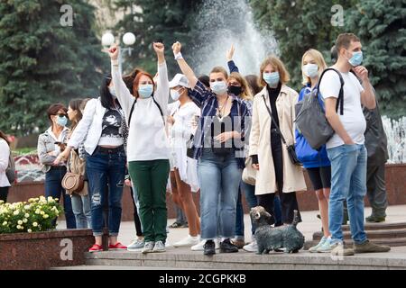 Friedliches Handeln in Belarus gegen den Diktator. Eine Gruppe von Frauen mit den Händen nach oben. Stockfoto