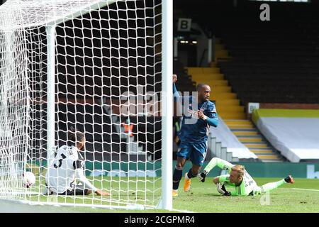 Craven Cottage, London, Großbritannien. September 2020. English Premier League Football, Fulham gegen Arsenal; Alexandre Lacazette von Arsenal erzielt 0-1 in der 9. Minute aus einem Mix in der Box Credit: Action Plus Sports/Alamy Live News Stockfoto