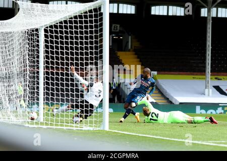 Craven Cottage, London, Großbritannien. September 2020. English Premier League Football, Fulham gegen Arsenal; Alexandre Lacazette von Arsenal erzielt 0-1 in der 9. Minute aus einem Mix in der Box Credit: Action Plus Sports/Alamy Live News Stockfoto