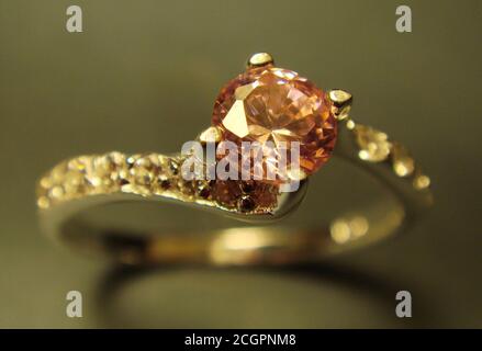 Eleganter Zirkonia Ring, vor einem einfarbigen Hintergrund dargestellt. Kostüm oder feiner Schmuck, versilberter oder vergoldeter Ring mit rosa Edelstein Stockfoto