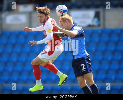 Kieran Sadlier von Rotherham United (links) und Jack Grimmer von Wycombe Wanderers kämpfen beim Sky Bet Championship-Spiel im Adams Park, Wycombe, um einen Kopfball. Stockfoto