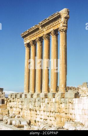 Baalbek, Libanon. Korinthische Säulen des Jupitertempels. Fotografiert Im November 1971. Stockfoto