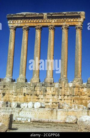 Baalbek, Libanon. Korinthische Säulen des Jupitertempels. Fotografiert Im November 1971. Stockfoto