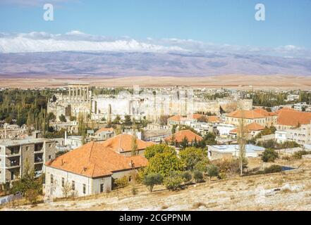 Baalbek, Libanon. Das Bekaa-Tal und die Libanonberge in der Ferne. Tempel des Bacchus in der Mitte. Sechs Säulen des Baalbek-Tempels von Jupiter links von der Mitte. Fotografiert Im November 1971. Stockfoto