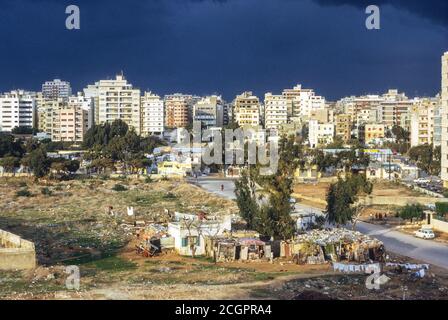 Beirut, Libanon. Palästinensische Flüchtlingshäuser im Vordergrund, libanesische Wohngebäude im Hintergrund. Fotografiert Im Januar 1972. Stockfoto