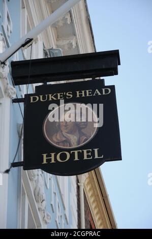 Schild Dukes Head Hotel, Tuesday Market Place, King's Lynn, Norfolk Stockfoto