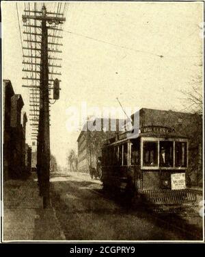 . Elektrische Eisenbahn Zeitschrift . Lampensignal. Am 30. September [909] waren in New South Wales 155 Meilen elektrische Straßenbahnlinien in Betrieb. Auto betritt ein Signal Blockieren Sie die orangefarbene Sicherheitsleuchte und leuchtet die grüne Warnleuchte, während der Linienschaltmagnet am Ausgang stromlos ist.der entfernte Linienschaltmagnet fällt daher eine arma-ture ab, die am Ausgang des Blocks die Sicherheitslampe löscht und die rote Warnleuchte leuchtet. In anderen 1240 ELEKTRISCHE EISENBAHN JOURNAL. [Vol. XXXIV. Nr. 24. Worte, wenn ein Auto einen klaren Block betritt, setzt es ein Warnsignal für folgende Autos und eine Gefahr Stockfoto