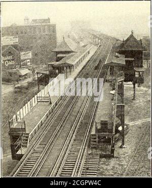 . Electric Railway Journal . die Steigung, und entlang auf der Straße Ebene, wenn die richtige Grad erreicht wurde. Als der Washington Streettunnel eröffnet wurde, wurde es notwendig, die Nord- und Südtunnelgleise mit den beiden erhöhten Gleisen auf der Steigung zu verbinden, und dies geschah ohne Beeinträchtigung des Verkehrs, außer für ein paar Stunden am Sonntag, bevor die Züge in Betrieb genommen wurden. Die Durchgangsgleise in der alten U-Bahn, die früher von Hochzügen genutzt wurde, wurden wieder für die Fahrt mit dem Oberflächenauto genutzt; die Plattform für den Handlinghochzugverkehr an der Nordstation war ex Stockfoto