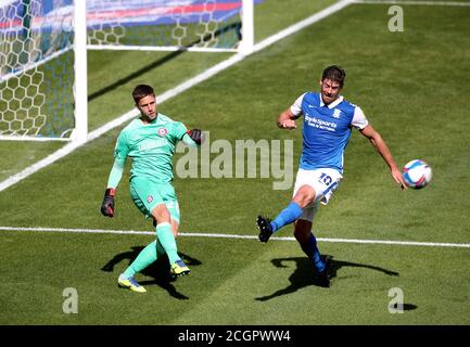 Brentford-Torwart Luke Daniels (links) räumt beim Sky Bet Championship-Spiel in St. Andrews, Birmingham, den Ball von Lukas Jutkiewicz in Birmingham ab. Stockfoto