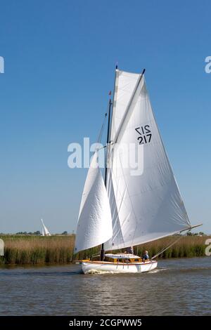 Vollsegeln auf den Norfolk Broads. England GB Stockfoto